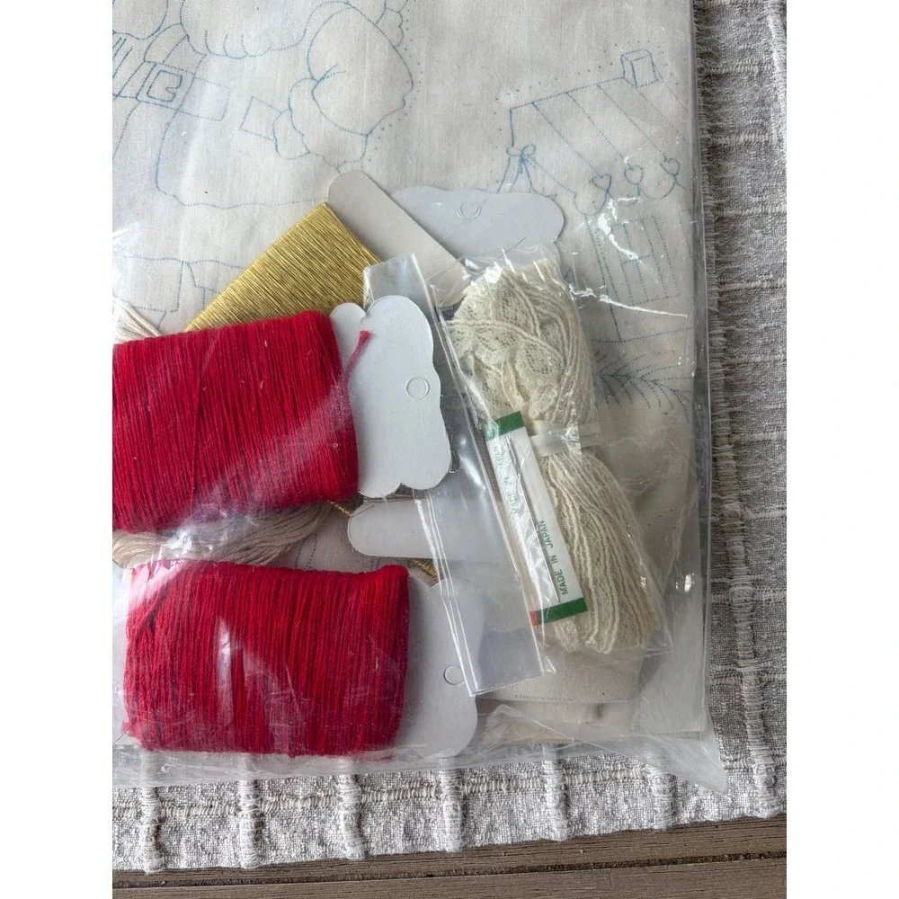 Vintage Bucilla Christmas Heirloom Candlewicking Tree Skirt Kit 82099 Santa 40in